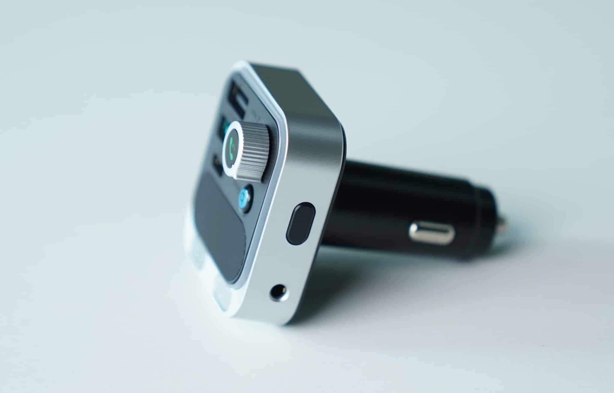 Side view of JOYROOM car adapter scaled